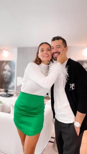 Simão Sabrosa Instagram - PARABÉNS AMOR 🎂❤️
Até tu @simaosabrosa20 te apaixonavas por ti ao veres este vídeo 🤣🎂😍 ( Não podia perder o sentido de humor para quem nasceu no dia do Halloween) 
“backstage” dos nossos momentos ❤️Para ti! 
Amor, nada do que escrever aqui será uma surpresa, no entanto, sabe bem por vezes ficar escrito ao mundo aquilo que nos vai na alma. Nem todos tiveram ou têm a capacidade de vencer com uns  simples 13 anos numa cidade como a de Lisboa, temos um menino em casa exatamente da mesma idade e acho que “morreria” sozinho longe de casa. Vens de uma aldeia pequena e sozinho conquistaste o “teu mundo” é disso que te deves orgulhar…o teu valor está em ti e em tudo o que fizeste e construíste para TODOS. Muitas vezes esperamos a valorização dos outros de quem amamos, é certo…pois hoje, estamos aqui nós para te dizer o quanto estamos ORGULHOSOS de ti! Sabes, conhecemos-nos faz anos e anos…tu o racional eu a emocional. Achei  muitas vezes que devias de ser mais emocional, mas hoje, hoje tenho a certeza que só esse racional faz com que tu sejas o homem que és hoje e que consegues assim suportar tanto…Amo-te muito, esta casa ama-te muito, esta família ama-te muito e agradece-te muito por tudo, és um pai incrível, um parceiro brutal, marido, amante, companheiro…amar é tudo isto numa pessoa só e muito mais que não é preciso descrever…quem ama sabe…
Ass: O AMOR E A PARCEIRA DA TUA VIDA 

P.S: Sorri muito ao fazer este vídeo e apaixonei-me por ti em todos os momentos que aqui foram mencionados…o Amor é isto…anos e anos depois, mesmo refilando muitas vezes contigo 🤣❤️ até velhinhos… 
Desta mamã de meninos 
A tua rezinga 
Vanessa Rebelo