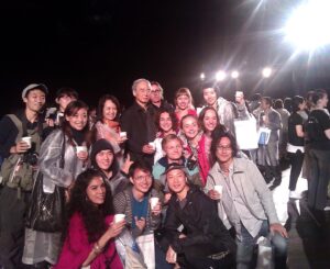 Simel Keçicioğlu Instagram - Suzuki üzerine çalışırken geçmişi yad etmemek olmazdı… 2011 Ağustos’u, muhteşem bir ortam eşsiz deneyim, harika tanışmalar… Bazı insanlar tutkularını takip edince dünyanın dört bir yanından insanları bir dağ köyüne getirecek kadar harika şeyler çıkarabiliyor işte… Sanırım bulunduğun ortama kulak asmayıp sadece kendi tutkularına ve üretmeye odaklı kalmak kurtaracak bizi… 
Not: Evet eldeki bardaklar sake ve bence hiç de yaşlanmamışım 🤓
.
.
.
#suzukitraining #suzukicompanyoftoga