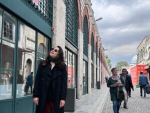 Simel Keçicioğlu Instagram - İnstagramımda artistik fotom yok diye üzülen can arkadaşlarımın gayretleri, artistik poz vermekle utanıp cıvıtmak arasında pozlar, imaronun yaptığı tasarım sokağının güzelliği, yemekleri yanaklarında biriktiren sincapsslarla sulu yemek ve bana hep mutlulukla andığım Türkan’ın çekimlerini hatırlatan güzel İstanbul Üniversitesi’nin amfileri… istanbul Üniversitesi Psikoloji Günleri’nin harika seminerlerini kaçırmayın! Yarın son gün. Nefis konular ve kıymetli konuşmacılar var 👌🏻 @moistock @iupsikoloji