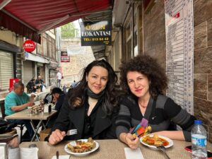 Simel Keçicioğlu Instagram - İnstagramımda artistik fotom yok diye üzülen can arkadaşlarımın gayretleri, artistik poz vermekle utanıp cıvıtmak arasında pozlar, imaronun yaptığı tasarım sokağının güzelliği, yemekleri yanaklarında biriktiren sincapsslarla sulu yemek ve bana hep mutlulukla andığım Türkan’ın çekimlerini hatırlatan güzel İstanbul Üniversitesi’nin amfileri… istanbul Üniversitesi Psikoloji Günleri’nin harika seminerlerini kaçırmayın! Yarın son gün. Nefis konular ve kıymetli konuşmacılar var 👌🏻 @moistock @iupsikoloji