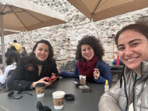 Simel Keçicioğlu Instagram - İnstagramımda artistik fotom yok diye üzülen can arkadaşlarımın gayretleri, artistik poz vermekle utanıp cıvıtmak arasında pozlar, imaronun yaptığı tasarım sokağının güzelliği, yemekleri yanaklarında biriktiren sincapsslarla sulu yemek ve bana hep mutlulukla andığım Türkan’ın çekimlerini hatırlatan güzel İstanbul Üniversitesi’nin amfileri… istanbul Üniversitesi Psikoloji Günleri’nin harika seminerlerini kaçırmayın! Yarın son gün. Nefis konular ve kıymetli konuşmacılar var 👌🏻 @moistock @iupsikoloji