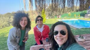 Simel Keçicioğlu Instagram - Bu bayram çok güzel bir bayram oldu 🤓🧿 spor yaparken yüzümü asla rahat bırakmayışımı, pumb olunca kollarımın baya gorillas gibi olduğunu ama nolursa olsun son bir aydır dur ya yeni beslenme modeli deniyim adı altında yediğim tüm şekerlerin göbüş kıvrımlarında benimle oluşunu gördükçe öyle hüzünlendim öyle mutlu oldum ki 🫠😁ama tatil bitti tabi simel de değişti! Bu 1 ay o yağların altındakilere hazır olun. Biliyorum en merak ettiğiniz şey bu, Simel’in yağları kasları biliyorum 😁
neyse işte Görkem hocam iyi ki bu kampı yaptı. Artık günde 500gr pilav 300gr tavuk yemeden yemek yemiş saymıyorum kendimi 😁 bilgisayarlı fotoğrafa da bakmayın o ortamda kitap mitap okuyamadım yalan yok. Sosyal medya sahteciliği o 😁

#fahrenheit986 #fitkafalarneyapıyor #fitkafalar #fitkafaköy