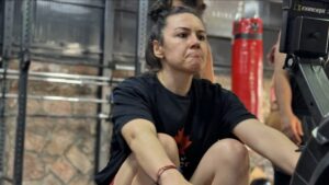 Simel Keçicioğlu Instagram - Bu bayram çok güzel bir bayram oldu 🤓🧿 spor yaparken yüzümü asla rahat bırakmayışımı, pumb olunca kollarımın baya gorillas gibi olduğunu ama nolursa olsun son bir aydır dur ya yeni beslenme modeli deniyim adı altında yediğim tüm şekerlerin göbüş kıvrımlarında benimle oluşunu gördükçe öyle hüzünlendim öyle mutlu oldum ki 🫠😁ama tatil bitti tabi simel de değişti! Bu 1 ay o yağların altındakilere hazır olun. Biliyorum en merak ettiğiniz şey bu, Simel’in yağları kasları biliyorum 😁
neyse işte Görkem hocam iyi ki bu kampı yaptı. Artık günde 500gr pilav 300gr tavuk yemeden yemek yemiş saymıyorum kendimi 😁 bilgisayarlı fotoğrafa da bakmayın o ortamda kitap mitap okuyamadım yalan yok. Sosyal medya sahteciliği o 😁

#fahrenheit986 #fitkafalarneyapıyor #fitkafalar #fitkafaköy