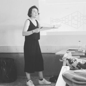 Simel Keçicioğlu Instagram - Bugün ilk kez sınıf olarak bir araya geldik ✌🏻 buna vesile olan seminer ders sunumlarımıza teşekkür ederiz ve tabii değerli hocam Özlem Belkıs’a 😇🎈🥳🤗✌🏻🤟🏻🤞🏻🤓
.
.
.
#dokuzeylülgüzelsanatlarfakültesi #yükseklisans #sahnesanatları