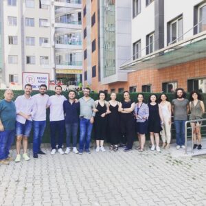 Simel Keçicioğlu Instagram - Bugün ilk kez sınıf olarak bir araya geldik ✌🏻 buna vesile olan seminer ders sunumlarımıza teşekkür ederiz ve tabii değerli hocam Özlem Belkıs’a 😇🎈🥳🤗✌🏻🤟🏻🤞🏻🤓
.
.
.
#dokuzeylülgüzelsanatlarfakültesi #yükseklisans #sahnesanatları