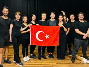 Simel Keçicioğlu Instagram - Cumhuriyetin yolunda, sonsuza dek ışık saçmaya gayret ederek! Sen olmasan ne olurduk kimbilir Atam... Kutlu olsun daha nice 100 yıllar 🇹🇷🎉🎊
.
.
.
.
#cumhuriyet100yaşında #fizikseltiyatroveylemdeoyun