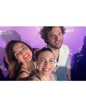 Simel Keçicioğlu Instagram - Evet evet bu sene ben de bi göreyim dedim Afife’yi. Fotileri koyamadım ancak oldu 🤓 
Geldim gördüm tişikkirler mersi 🙌🏻