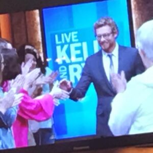 Simon Baker Instagram - Thanks for having me @livekellyandryan great seeing you guys again. #breath #Breaththemovie #abc #gopikelet