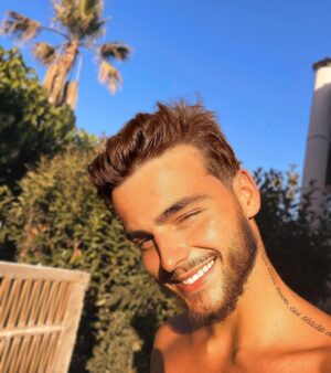 Simon Castaldi Instagram - La meilleure période de l’année arrive ❤️☀️