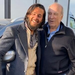 Simón Hempe Instagram - feliz cumpleaños coche! seguro estás sonriendo, haciendo reír, cuidando a tu familia desde algún lado. desde este lado, te seguimos agradeciendo, homenajeando y recordando con mucho amor. ayer me volvieron a decir que nos parecíamos al sonreír, me emociona mucho cuando la gente ve algo tuyo en mi🥹 
donde sea que estés, ojalá estes muy feliz 
te quiero mucho y te extraño♥️ 

tu actor y amigo 
simon