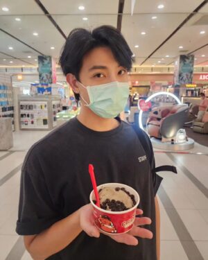Simon Lien Instagram - 維持身材的日常🍝🍗🍦🧋

#增胖持續中
#舊金山美容院拍攝中