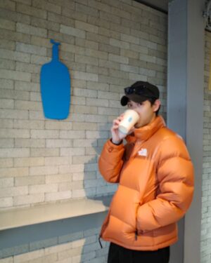 Simon Lien Instagram - 今天開工上班的大家是不是喝100杯咖啡都不夠呢？？

#開工大吉 #bluebottlecoffee