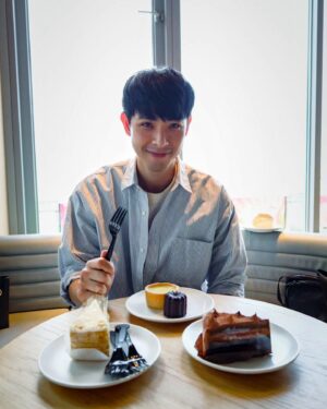 Simon Lien Instagram - 您的甜點試吃員已經上線🎂🧁🍮🍰🍨

#sweet #dessert #friday