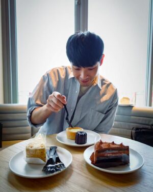 Simon Lien Instagram - 您的甜點試吃員已經上線🎂🧁🍮🍰🍨

#sweet #dessert #friday