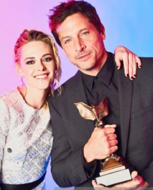 Simon Rex Instagram - I’ve had a pretty amazing life but last night takes the cake. Thank you @filmindependent @a24 and I owe it all to @bakermovies for rolling the 🎲 🎲 on me. Sorry I blacked out on stage and forgot to thank my mom and some of @redrocketmovie team. And thanks @fendi for the crispy suit ! You know who you are. ❤️