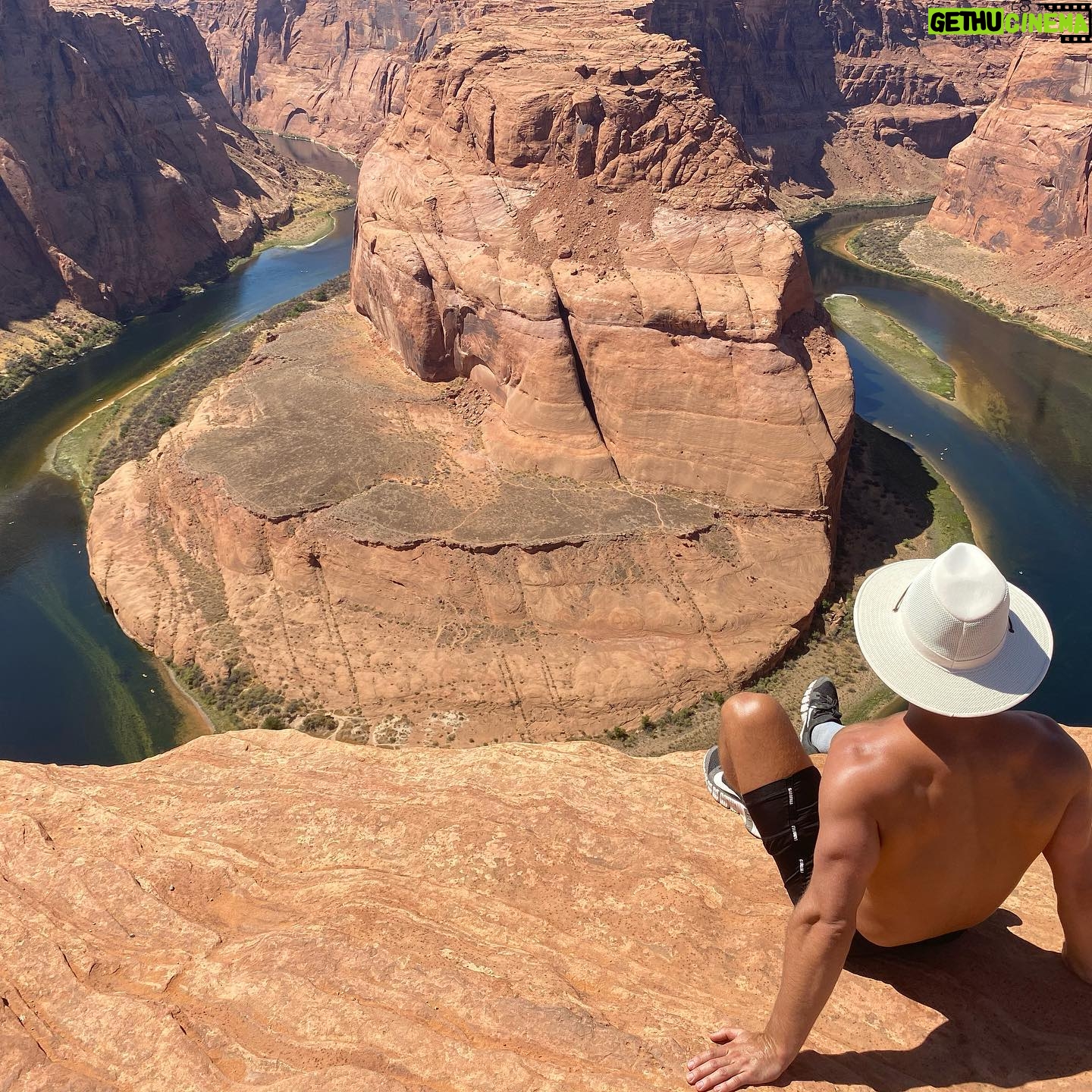 Simon Sherry-Wood - 1.3K Likes - SIMON’S BACK! 👋🏼🤷🏼♂️🤦🏼♂️😊 #roadtrippin #horseshoebend
