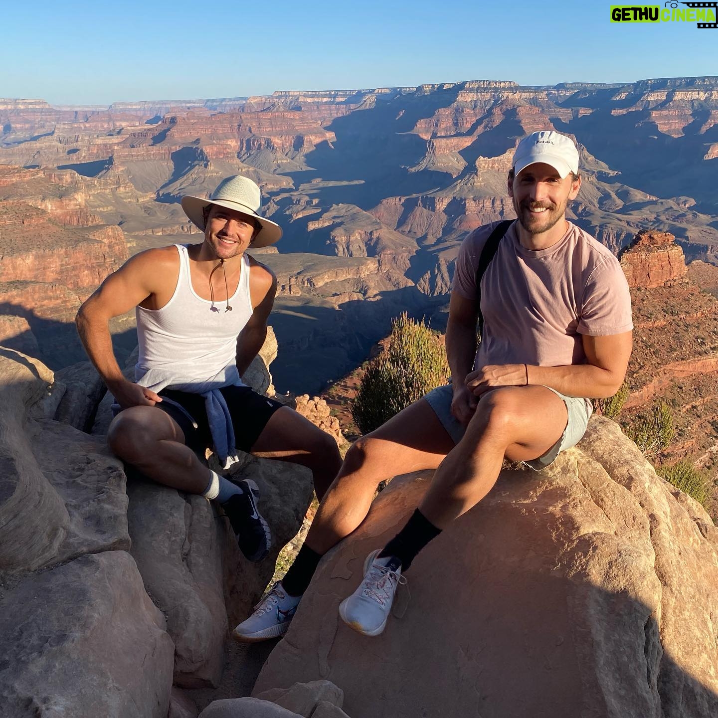 Simon Sherry-Wood - 2.1K Likes - Good morning ‘Murcia! Isn’t she Grand? 🙌🏽 #grandcanyon #roadtrippin