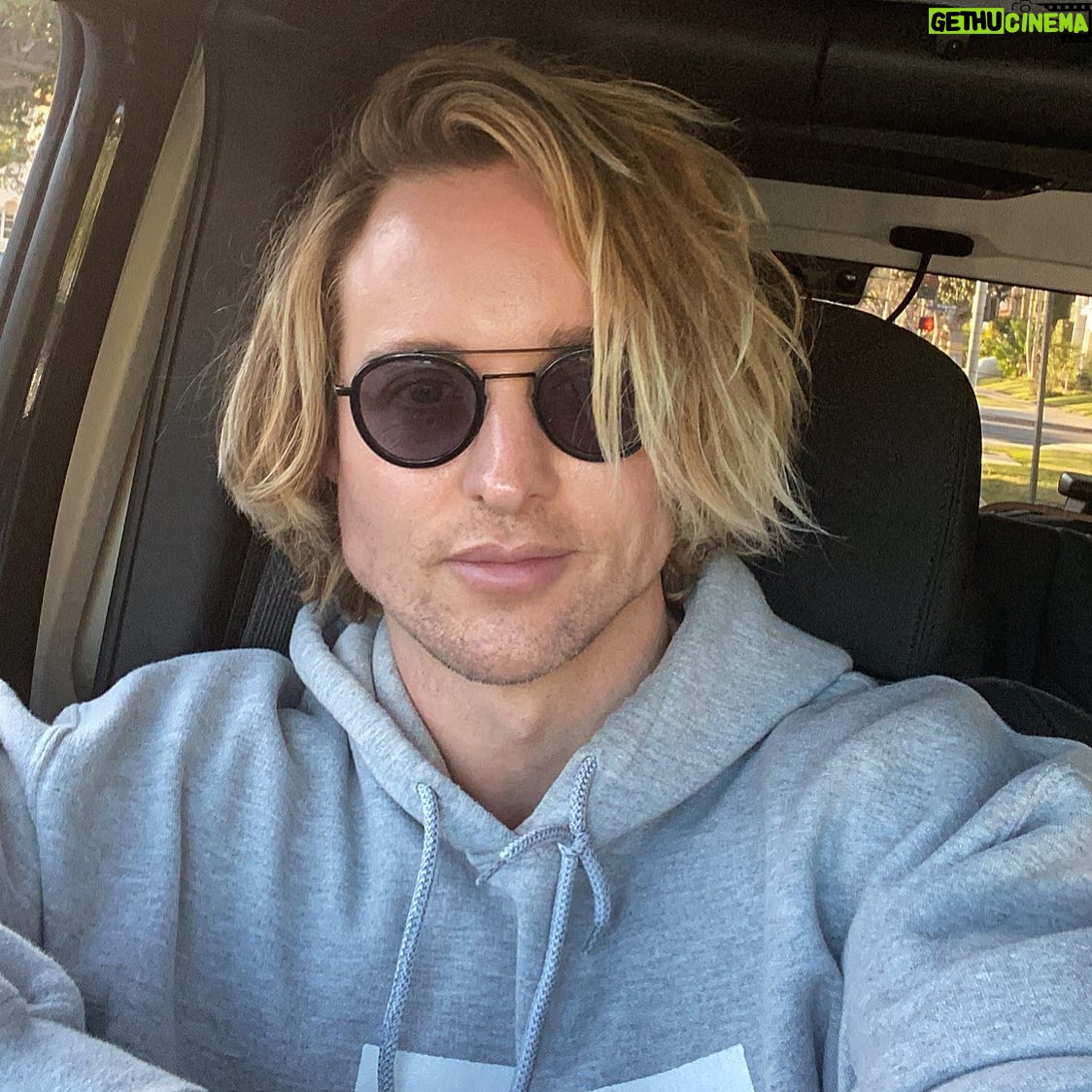 Simon Sherry-Wood - 2.1K Likes - What hair vibe is this? Glenn Close? #iwish #haventcutityet