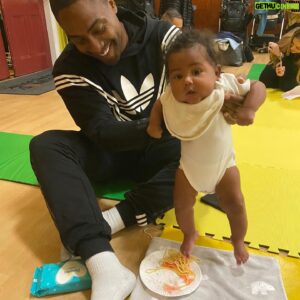 Simon Webbe Instagram - I went to my daughter @cyanshenelwebbe second sensory class yesterday and we made a new friend.😂
Jelly on a plate 😂😂