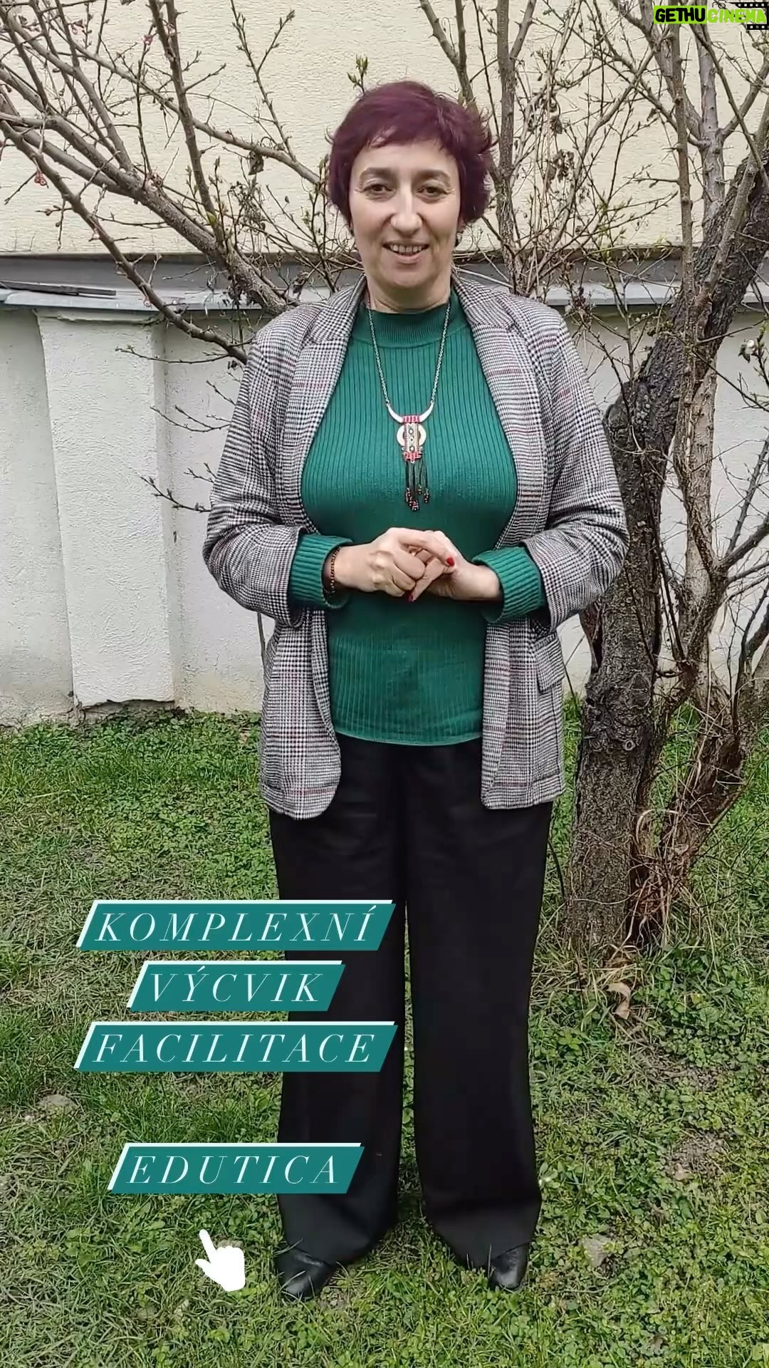 Simona Babčáková - 741 Likes - Pečlivá příprava nikdy nebyla mou silnou stránkou. 🙉
Ostatně proto dělám improvizace, že to nevyžaduje zkoušení. 😉
Ovšem podceněná příprava společného naladění před improvizací se hrubě nevyplácí, jak ukazuje 60 % našich představení! 😀😀😀
Díky facilitačnímu výcviku u Edutica (https://bit.ly/eduticafac) jsem si zvědomila, co vlastně příprava obnáší a v čem je být připraven výhodné. Jsem kreativec, takže se pojďme nezasekávat na slově PEČLIVÁ! 😀😀😀 Zkrátka moje příprava se výrazně zlepšila a paradoxně zrychlila, protože už vím přesně, po čem jdu a nezdržuju se blafováním.
No a strukturovaný ÚVOD! To je pecka!
Ten jsem začala aplikovat okamžitě ve všech svých činnostech, včetně domácí porady a to je základ vytvoření bezpečného prostředí pro nenásilnou komunikaci. Čili já dostávám při facilitačním výcviku 3 v jednom: facilitační výcvik, výcvik nenásilné komunikace (po kterém pasu už léta) a ještě výcvik, jak vést skvěle a vědomě workshopy (to jsem taky nikde nenašla). Zatím dávám 10 bodů z 10ti. 🙏