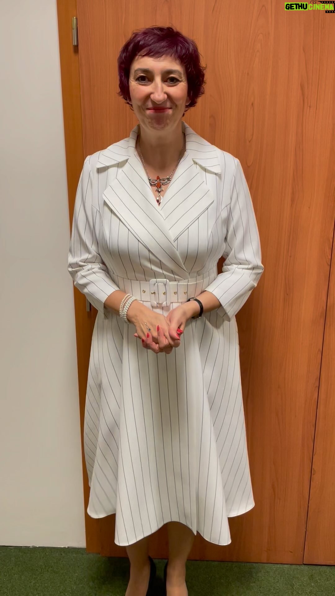 Simona Babčáková - 525 Likes - Již 5 let jsem si přála absolvovat facilitační výcvik. 🙏🏼
Konečně se můj sen stává realitou a 22. 2. jsem absolvovala první den facilitačního výcviku. ⭐ Moc se mi líbí, že jsme tam lidé z různých oborů, dozvídám se zkušenosti z jiných světů a učím se řeč jiných kmenů.
Facilitační výcvik od Edutica (https://bit.ly/eduticacz) jsem se rozhodla absolvovat na základě třídenního kurzu Ucelený základ facilitace, který jsem si uvědomila, že využívám úplně ve všem – na přednáškách i seminářích. Protože se tam dozvíme takové věci, jako co má mít úvod, jak se mají definovat jasná pravidla a úročím ho i ve svých One Human Show Simony Babčákové aneb život, vesmír a vůbec. Ale hlavně je to o komunikaci, protože komunikace je život, vesmír a vůbec. 🙂
A moc se těším, až veškeré získané zkušenosti a poznatky budu aplikovat na svých stand-upech. A příležitost bude hned
📅 20. 3. 2024 v Humpolci ➡ https://bit.ly/3wz1Wss
📅 21. 3. 2024 v Praze ➡ https://bit.ly/3wuA34F.