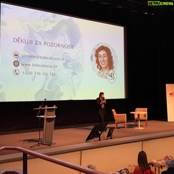 Simona Babčáková - 455 Likes - V sobotu jsem měla přednášku o prevenci vyhoření. Děkuji za pozvání na 8.konferenci o stresu a vyhoření. Je to velmi aktuální téma, protože naše spokojenost a radost ze života je podmíněna tím, jak jsme schopni vyrovnávat vnitřní a vnější tlaky. Ovšem jediná stálá věc je změna, takže tyto tlaky se také mění vlivem okolností v jakých žijeme. Ve své generaci sleduji určité vyhoření i v tom, že už nás nenaplňuje, co nás dřív bavilo a máme daleko menší ochotu a sílu zatnout zuby a zvládat. Čili součástí prevence v naročných obdobích je i nutnost věnovat zvýšenou pozornost všemu, co mi dělá dobře a co mě podpoří. V rámci svého náročného období jsem si kromě 2 masáží v posledním týdnu dopřála i kosmetiku u mě doma, protože jsem tak unavená, že by pro mě bylo vyčerpávající i někam dojít. Takže děkuji Terezce Bártové za nadstandardní služby a pokud jste z okolí dvora Králové, vřele doporučuji tyto služby. Kromě jiného je Terezka i dula, takže její péče je opravdu citlivá a laskavá. Byla bych ráda, kdyby můj příspěvek vedl k chlubeni se, kolik péče o sebe si dopřáváme. 😀😀😀 takže vykopavam: 2 masáže a kosmetika za poslední týden (samozřejmě teď budu mít nějaký čas ticho po pěšině. 😀😀😀😀😀)