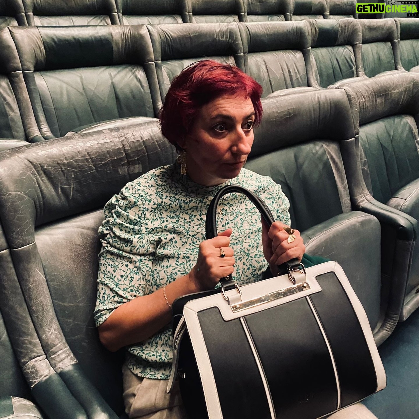 Simona Babčáková - 427 Likes - Tři procenta lidí jsou kulturychtiví a jsou ke kultuře vnímaví. A právě tato tři procenta oslovuju a vyzývám, aby si zpříjemnili den na festivalu Divadla bratří Formanů.
Festival začíná 24. 5. a vstupenky najdete zde ➡️ https://bit.ly/divadlobratriformanu a v bio mého profilu.
Loni jsem si užila výbornou motorkářkou show. Motorkáři jezdili po zdech a bylo to fascinující. 😎
Proto se letos chystám i na další dvě představení. Protože si uvědomuju, že tyto kulturní zážitky jsou potrava pro moji duši. A moje duše je hladová, když tu potravu nemá.
Takže všem účast doporučuju a těším se, s kým se tam uvidím. 🙏🏼
#babcakova #spoluprace #divadlobratriformanu #festivalarena #festivaldivadlabratriformanu
🍋🍋🍋 INFORMACE OD PROPAGAČNÍHO ODDĚLENÍ 🍋🍋🍋
Simona není jen skvělá herečka.
⭐ Pobaví vás na firemním večírku.
🎤 Odmoderuje vaši konferenci. Seriózně s vtipem.
💬 Přinese do vašeho týmu nový pohled na komunikaci i osobní růst.
Buď se pobavíte, nebo zjistíte, že nemáte smysl pro humor. 😁😁😁