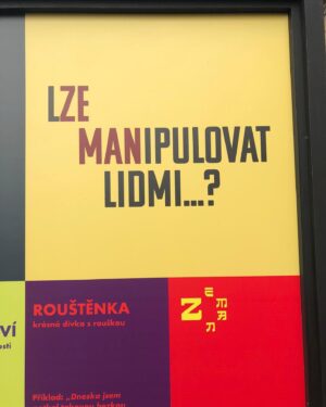 Simona Babčáková Instagram - Děkuji @sona_jonasova,že mě včera vzala na drink na nábřeží....ano, byl to zase aperol 😀 a, že jsem viděla umění a myšlení mladých tvůrců a nový způsob komunikace, dokonce i nová slova. A na jednom plakátu @formans a zrovna jsem měla k plakátu hodici se šaty, za což děkuji Radce a její značce HaPuPa a pro bystré oko i mé oblíbené @bosobotyleguano, které nosím i doma jako papučky. 🙂 a lidi si povídali a sdíleli a byli hezký a já jsem cítila hluboký vděk, že žijeme v míru a můžeme měnit věci v dobrých podmínkách. Což po volbách platit nemusí. I toto je dobré si uvědomit, když pochybujeme, jestli má smysl jít volit. 🙂