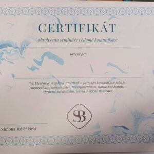 Simona Babčáková Instagram - Je mou cechovní ctí, že co lektoruji, to také žiji. Takže v rámci Tvorby záměru jsem využila setkání s Kýhovýra - nočním dravcem -  ten, který vidí ostře a má nadhled i v temnotách a v rámci vědomí Jak procházet změnami, jsem se profesionalizovala a kromě oficiálního přihlášení na živnostenský úřad jsem si dnes vyzvedla první stovku certifikátů za absolvování semináře Vědomé komunikace. (A o tom, jak jsem v rámci sobotního moderování svatováclavských slavností dělala asistentku sokolnikovi a v rámci ukázky mi prolétlo káně mezi nohama - 2x 😉- raději pomlčím. 🤭😉😀😀😀)