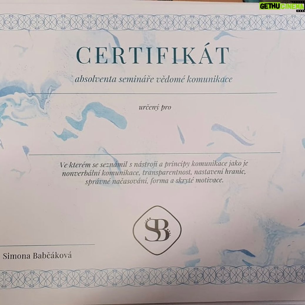 Simona Babčáková - 572 Likes - Je mou cechovní ctí, že co lektoruji, to také žiji. Takže v rámci Tvorby záměru jsem využila setkání s Kýhovýra - nočním dravcem - ten, který vidí ostře a má nadhled i v temnotách a v rámci vědomí Jak procházet změnami, jsem se profesionalizovala a kromě oficiálního přihlášení na živnostenský úřad jsem si dnes vyzvedla první stovku certifikátů za absolvování semináře Vědomé komunikace. (A o tom, jak jsem v rámci sobotního moderování svatováclavských slavností dělala asistentku sokolnikovi a v rámci ukázky mi prolétlo káně mezi nohama - 2x 😉- raději pomlčím. 🤭😉😀😀😀)