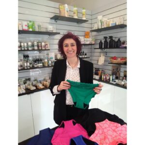 Simona Babčáková Instagram - Už 2 roky kolem mě krouží informace o menstruačních kalhotkách. Samozřejmě to ťuká hlavně do mého ekologického svědomí a enviromentálního žalu. Když si představím to obrovské množství odpadu z jednorázových vložek,tak mi to vědomí nedělá věru dobře. 🤪🙄🤔 Dnes jsem navštívila obchod @maluna.cz a zjistila, kolik možností existuje. Děkuji ochotným a laskavým prodavačkám, že mi vše vysvětlily. Vyhovuje mi, že si mohu vše osahat, vyzkoušet a je to na jednom místě. Nakonec jsem si vybrala soupravu barevných kalhotek značky @modibodi.cz.sk . Ano, ty s krajkami. 🙂😉 Mile jsem byla překvapená, že existují i menstruační plavky, které nám ženám, které mají periodu vždy v době dovolené u vody, mnohé řeší. 🙂😉 A jsem ráda, že až přijde čas dospívání u mé dcery, vím, kam s ní zajít. A kdyby náhodou nechtěla dobré rady ode mne, tak si nechá poradit od prodavaček. 🙂 Tak takhle, ty dobré rady nechce už teď. 😀😀😀
.
.
.
.
#modibodi #maluna #mestruace #menstruacnikalhotky 
@maluna.cz 
@modibodi.cz.sk
