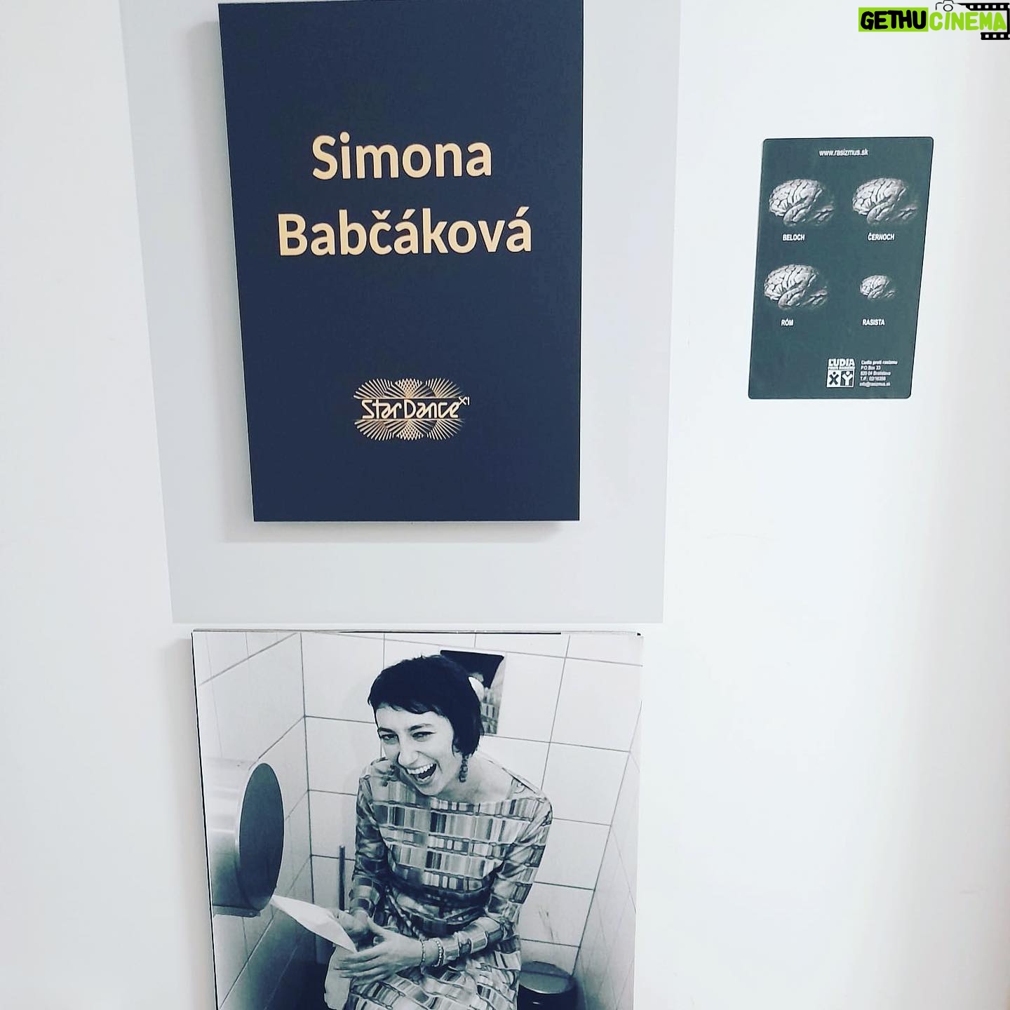 Simona Babčáková - 738 Likes - Tak už jsme v ateliéru. Už jsem si zařídila pokojíček. Stále mám na zkouškách @bosobotyleguano a udržuji se díky čokoládě Steiner a Kovařík @prazskacokolada a zázvorovému a mandlovému likérů Galli Distillery @gallidistillery . Atmosféra jako na táboře. 😀
@stardancecz
@martinpragr
.
.
.
#stardance #stardancecz #babcakova