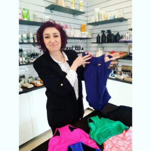 Simona Babčáková Instagram - Už 2 roky kolem mě krouží informace o menstruačních kalhotkách. Samozřejmě to ťuká hlavně do mého ekologického svědomí a enviromentálního žalu. Když si představím to obrovské množství odpadu z jednorázových vložek,tak mi to vědomí nedělá věru dobře. 🤪🙄🤔 Dnes jsem navštívila obchod @maluna.cz a zjistila, kolik možností existuje. Děkuji ochotným a laskavým prodavačkám, že mi vše vysvětlily. Vyhovuje mi, že si mohu vše osahat, vyzkoušet a je to na jednom místě. Nakonec jsem si vybrala soupravu barevných kalhotek značky @modibodi.cz.sk . Ano, ty s krajkami. 🙂😉 Mile jsem byla překvapená, že existují i menstruační plavky, které nám ženám, které mají periodu vždy v době dovolené u vody, mnohé řeší. 🙂😉 A jsem ráda, že až přijde čas dospívání u mé dcery, vím, kam s ní zajít. A kdyby náhodou nechtěla dobré rady ode mne, tak si nechá poradit od prodavaček. 🙂 Tak takhle, ty dobré rady nechce už teď. 😀😀😀
.
.
.
.
#modibodi #maluna #mestruace #menstruacnikalhotky 
@maluna.cz 
@modibodi.cz.sk