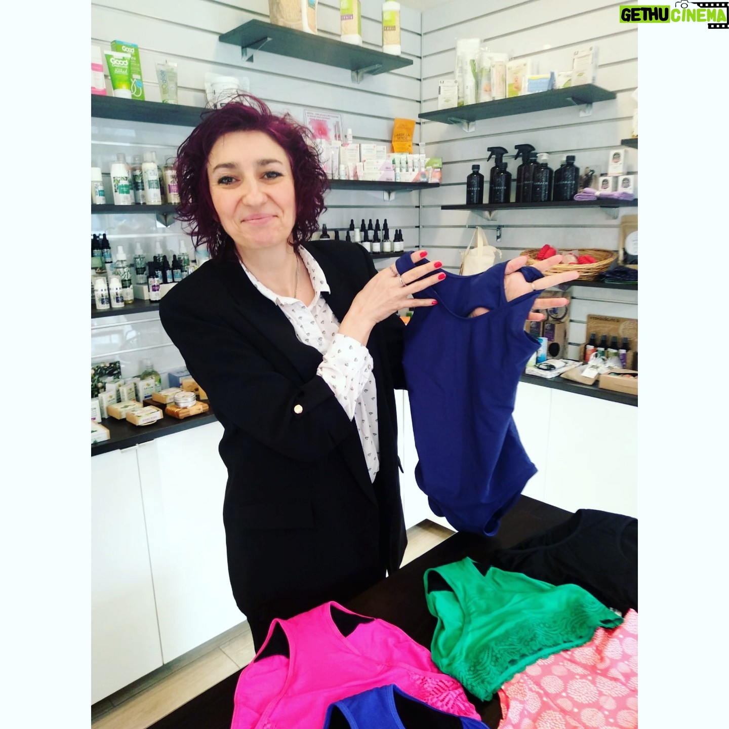 Simona Babčáková - 1K Likes - Už 2 roky kolem mě krouží informace o menstruačních kalhotkách. Samozřejmě to ťuká hlavně do mého ekologického svědomí a enviromentálního žalu. Když si představím to obrovské množství odpadu z jednorázových vložek,tak mi to vědomí nedělá věru dobře. 🤪🙄🤔 Dnes jsem navštívila obchod @maluna.cz a zjistila, kolik možností existuje. Děkuji ochotným a laskavým prodavačkám, že mi vše vysvětlily. Vyhovuje mi, že si mohu vše osahat, vyzkoušet a je to na jednom místě. Nakonec jsem si vybrala soupravu barevných kalhotek značky @modibodi.cz.sk . Ano, ty s krajkami. 🙂😉 Mile jsem byla překvapená, že existují i menstruační plavky, které nám ženám, které mají periodu vždy v době dovolené u vody, mnohé řeší. 🙂😉 A jsem ráda, že až přijde čas dospívání u mé dcery, vím, kam s ní zajít. A kdyby náhodou nechtěla dobré rady ode mne, tak si nechá poradit od prodavaček. 🙂 Tak takhle, ty dobré rady nechce už teď. 😀😀😀
.
.
.
.
#modibodi #maluna #mestruace #menstruacnikalhotky
@maluna.cz
@modibodi.cz.sk