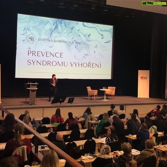 Simona Babčáková - 455 Likes - V sobotu jsem měla přednášku o prevenci vyhoření. Děkuji za pozvání na 8.konferenci o stresu a vyhoření. Je to velmi aktuální téma, protože naše spokojenost a radost ze života je podmíněna tím, jak jsme schopni vyrovnávat vnitřní a vnější tlaky. Ovšem jediná stálá věc je změna, takže tyto tlaky se také mění vlivem okolností v jakých žijeme. Ve své generaci sleduji určité vyhoření i v tom, že už nás nenaplňuje, co nás dřív bavilo a máme daleko menší ochotu a sílu zatnout zuby a zvládat. Čili součástí prevence v naročných obdobích je i nutnost věnovat zvýšenou pozornost všemu, co mi dělá dobře a co mě podpoří. V rámci svého náročného období jsem si kromě 2 masáží v posledním týdnu dopřála i kosmetiku u mě doma, protože jsem tak unavená, že by pro mě bylo vyčerpávající i někam dojít. Takže děkuji Terezce Bártové za nadstandardní služby a pokud jste z okolí dvora Králové, vřele doporučuji tyto služby. Kromě jiného je Terezka i dula, takže její péče je opravdu citlivá a laskavá. Byla bych ráda, kdyby můj příspěvek vedl k chlubeni se, kolik péče o sebe si dopřáváme. 😀😀😀 takže vykopavam: 2 masáže a kosmetika za poslední týden (samozřejmě teď budu mít nějaký čas ticho po pěšině. 😀😀😀😀😀)