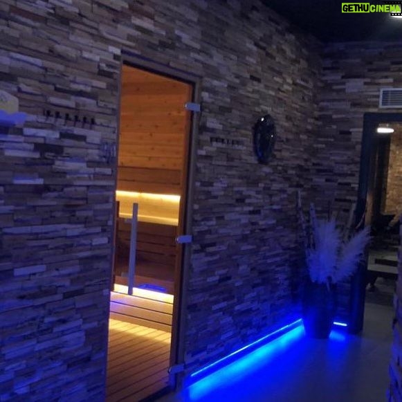 Simona Babčáková - 732 Likes - V rámci svých přednášek o prevenci vyhoření říkám lidem, že když si uvědomíme, že jsme vyčerpaní, si potřebujeme vytvořit prostor pro relaxaci a v rámci toho, že ráda zabijim několik much jednou ranou, jsem pozvala svou přítelkyni Lenku na wellnes víkend do resortu Grundresort v Malých Bukách v Podkrkonoší jakodárek k jejím narozeninám. 🙏😘A byl to nejlepší dárek pro mě, který jsem komu dala.🙏 Nejenže jsme si pátek večer užily bazén, výřivku, saunu, páru a solné lehátko a v sobotu masáž, kosmetiku, gurmánský zážitek v rodinné restauraci v Jílemnici U horkých kamení, ale ještě jsme stihly procházka, projížďku kol všech 18ti jamek golfového hřiště (můj první kontakt s tímto fenoménem), ale i festival Na jednom břehu v Hradci Králové, kde jsem potkala mnoho svých přátel, které miluji. A příspěvek je tak dlouhý s početnou fotodokumentací, abych vás inspirovala k tomu, že investice do radosti ze života, je nejlepší, co můžete udělat. A také díky tomu, že si to dopřejeme, nemusíme dojít až do vyčerpání a naučíme se počítat již s únavou a postarat se o ni svým jedinečným adekvátním způsobem. Kontakt na všechny služby a péčí, co jsem vyjmenovala ráda předám v osobní korespondenci. 🙂🙂🙏🙏 a ptám se, Kdo z vás si to vědomě dopřává? A v jaké podobě je to právě u vás? 🙂🙂🙂🙏🙏 @grund_resort