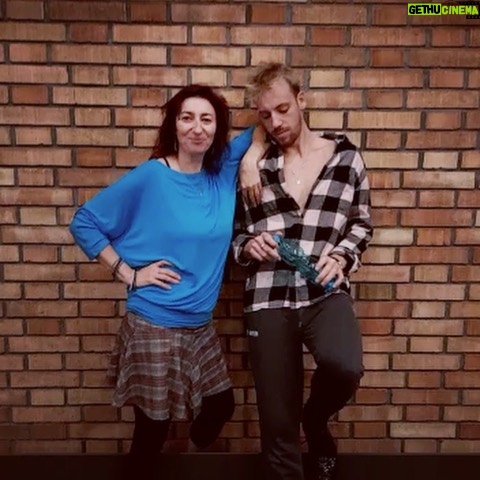 Simona Babčáková - 631 Likes - Přátelé, už se mi to blíží. Stále ještě trénují v bosobotach (@bosobotyleguano, ty jsem si zkrátka oblibila nejvíc), ale trémička už nastupuje. Na nervy mi pomáhají modlitby a pražská čokoláda steiner kovařík, která je ze skutečných bobů a ne jen cukr a tuk, ten na nervy nefunguje. 😉 Pokud cítíte, že tančím za vás a pro vás, moc by se mi líbilo, kdyby jste se scházeli s kamarády na společné koukání a poslali mi vaše foto. A samozřejmě mě zajímají i dojmy. Takže už odtříháváme metr a v sobotu to vypukne. 😀😀😀
#stardance #stardancecz