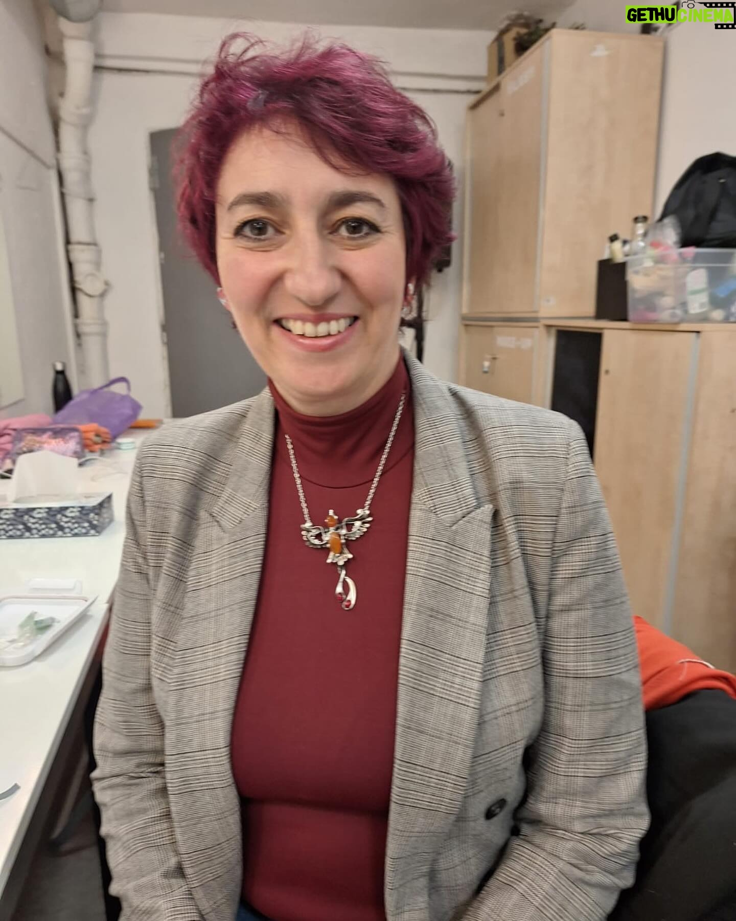 Simona Babčáková - 515 Likes - Znáte úzkovky? To jsou šperky, které dělá melvys/fler. Nejsou to jen krásné šperky. Mají tvar psí píšťalky a pomáhají snížit stres a zmírnit úzkost.
Když se vám svírá srdce nebo stahuje žaludek, tak skrz ni dýcháte a tím se zklidníte. Jsou skvělé a funguje to. A to hlavně při krizové intervenci.
O tom, že o svoje duševní zdraví musíme pečovat už není třeba diskutovat. Psychický kolaps, statistiky, obrovská spotřeba léků na těžké duševní stavy a přetížení terapeuti mluví za vše. 🙂 Proto se mi líbí, že úzkovka je nejen praktická, ale i krásný šperk. Fakt ho mám všude s sebou. 🙂🙏
A moc děkuji Melvys https://www.fler.cz/melvys i za krásného fénixe https://ostrof.cz/melvys-uzkovky/, kterého mi na objednávku vytvořila a který je pro mě důležitý symbol pro mě i dnešní dobu. Je na čase tvořit jako fénix nové příběhy ze srdce, jejichž výživou je popel minulých zkušeností, ze kterých se snad konečně poučíme. Je frustrující sledovat stále stejné chyby dokola.
Jaké nástroje při duševní krizi máte a používáte vy?