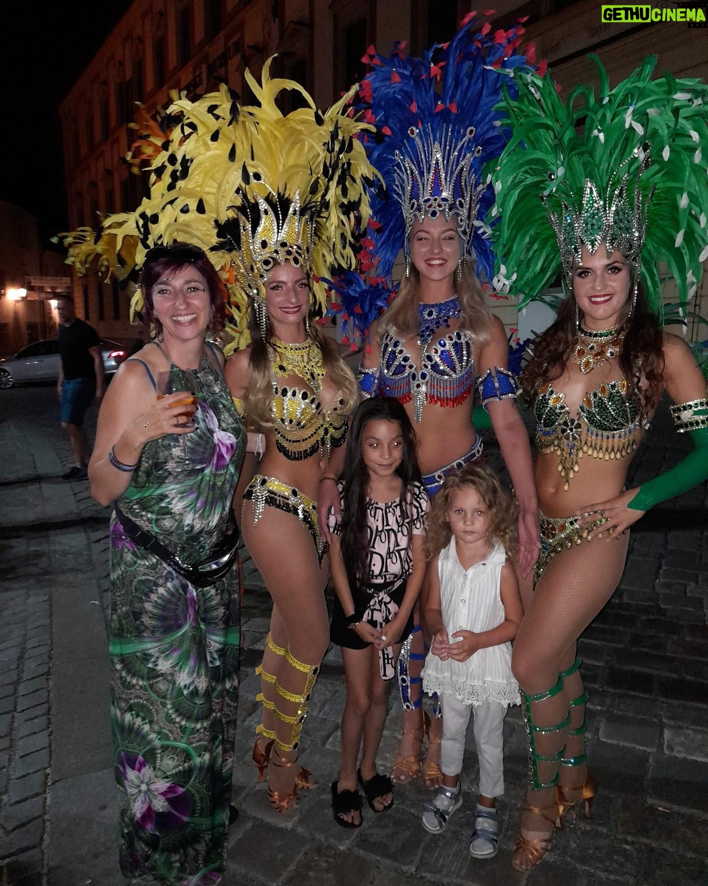 Simona Babčáková - 837 Likes - V sobotu jsem se náhodou ocitla v Brně na samba festivalu a Brno žije! 😗
.
.
.
#herecka #babcakova #nataceni #shooting #brno @igor_orozovic_ofiko