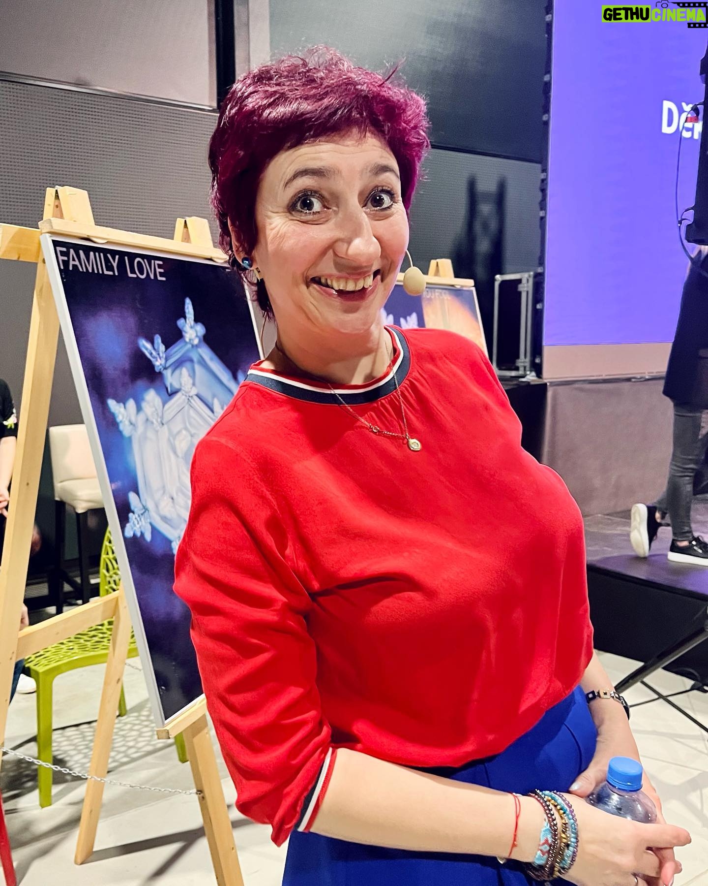 Simona Babčáková - 1.1K Likes - Prosím nadšeného muže a kuchaře, který mi v sobotu po mém vystoupení na @festivalevolution daroval sushi pro mě i mé kolegy z @dejvicke_divadlo, se kterými teď zkoušíme I o víkendu, neb už se blížíme k premiéře, ať se ozve, chci mu poděkovat 🙏 Překvapilo mě, kolik lidí bylo ochotno naslouchat, i když bylo venku hezky.🙂🙏 Festival je skvělá příležitost potkat se s přáteli a já děkuji za setkání s Petrou a Danem, které se nám protáhlo ještě na drink do Stromovky. Děkuji za tyhle jarní dárečky. 🙂 jsem ráda, že @pravy_domaci_casopis stále žije. 🙂🙏