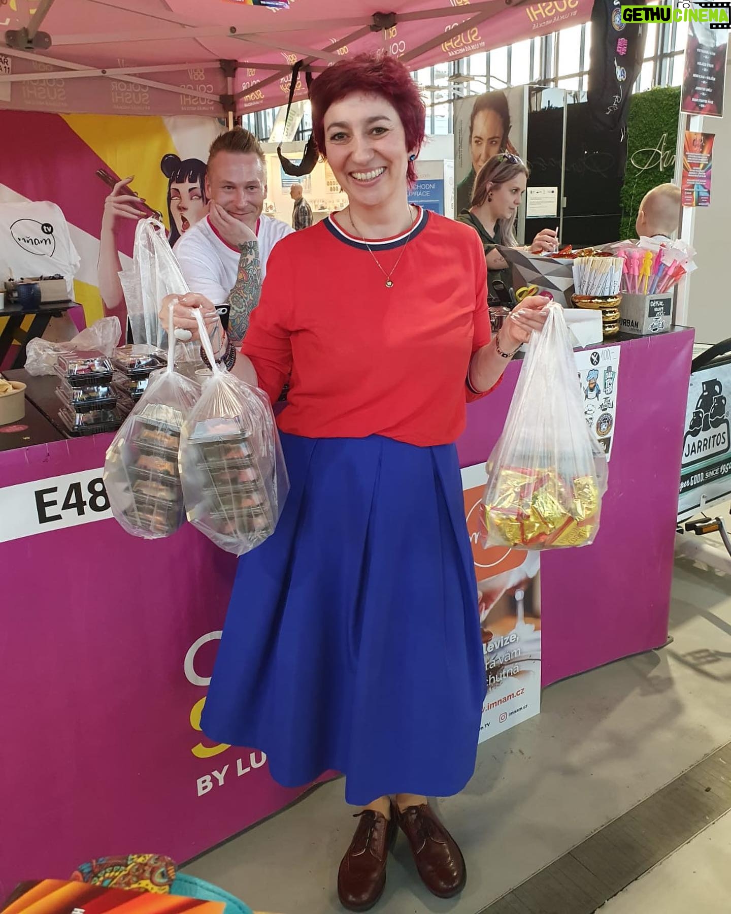 Simona Babčáková - 1.1K Likes - Prosím nadšeného muže a kuchaře, který mi v sobotu po mém vystoupení na @festivalevolution daroval sushi pro mě i mé kolegy z @dejvicke_divadlo, se kterými teď zkoušíme I o víkendu, neb už se blížíme k premiéře, ať se ozve, chci mu poděkovat 🙏 Překvapilo mě, kolik lidí bylo ochotno naslouchat, i když bylo venku hezky.🙂🙏 Festival je skvělá příležitost potkat se s přáteli a já děkuji za setkání s Petrou a Danem, které se nám protáhlo ještě na drink do Stromovky. Děkuji za tyhle jarní dárečky. 🙂 jsem ráda, že @pravy_domaci_casopis stále žije. 🙂🙏