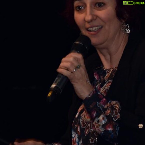 Simona Babčáková - 455 Likes - V sobotu jsem měla přednášku o prevenci vyhoření. Děkuji za pozvání na 8.konferenci o stresu a vyhoření. Je to velmi aktuální téma, protože naše spokojenost a radost ze života je podmíněna tím, jak jsme schopni vyrovnávat vnitřní a vnější tlaky. Ovšem jediná stálá věc je změna, takže tyto tlaky se také mění vlivem okolností v jakých žijeme. Ve své generaci sleduji určité vyhoření i v tom, že už nás nenaplňuje, co nás dřív bavilo a máme daleko menší ochotu a sílu zatnout zuby a zvládat. Čili součástí prevence v naročných obdobích je i nutnost věnovat zvýšenou pozornost všemu, co mi dělá dobře a co mě podpoří. V rámci svého náročného období jsem si kromě 2 masáží v posledním týdnu dopřála i kosmetiku u mě doma, protože jsem tak unavená, že by pro mě bylo vyčerpávající i někam dojít. Takže děkuji Terezce Bártové za nadstandardní služby a pokud jste z okolí dvora Králové, vřele doporučuji tyto služby. Kromě jiného je Terezka i dula, takže její péče je opravdu citlivá a laskavá. Byla bych ráda, kdyby můj příspěvek vedl k chlubeni se, kolik péče o sebe si dopřáváme. 😀😀😀 takže vykopavam: 2 masáže a kosmetika za poslední týden (samozřejmě teď budu mít nějaký čas ticho po pěšině. 😀😀😀😀😀)