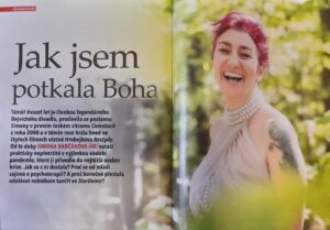 Simona Babčáková Instagram - Přátelé! Žijeme ve složitých časech. Nejpodstatnější mi přijde udržet lásku v srdci a tak vás s @martinpragr ujišťujeme, že jsme v pořádku a stále jsme spolu v kontaktu. Nelze nic plánovat a tak pro vás, kteří chcete přijít i na jiné myšlenky, mám doporučení na rozhovor se mnou v časopise Téma. Berte to jako mé mediální vyjádření. 🙂😉😇🙏
.
.
.
@casopis_tema
#babcakova #simonababcakova #rozhovor #herecka