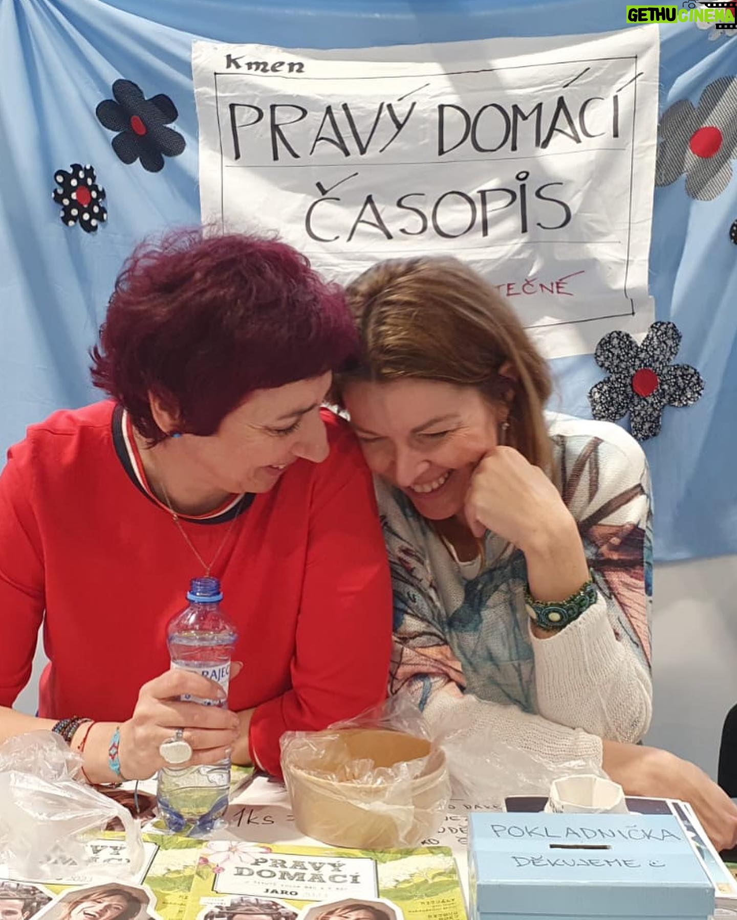 Simona Babčáková - 1.1K Likes - Prosím nadšeného muže a kuchaře, který mi v sobotu po mém vystoupení na @festivalevolution daroval sushi pro mě i mé kolegy z @dejvicke_divadlo, se kterými teď zkoušíme I o víkendu, neb už se blížíme k premiéře, ať se ozve, chci mu poděkovat 🙏 Překvapilo mě, kolik lidí bylo ochotno naslouchat, i když bylo venku hezky.🙂🙏 Festival je skvělá příležitost potkat se s přáteli a já děkuji za setkání s Petrou a Danem, které se nám protáhlo ještě na drink do Stromovky. Děkuji za tyhle jarní dárečky. 🙂 jsem ráda, že @pravy_domaci_casopis stále žije. 🙂🙏