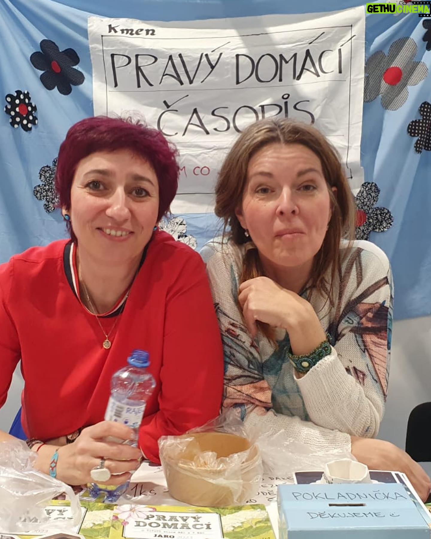 Simona Babčáková - 1.1K Likes - Prosím nadšeného muže a kuchaře, který mi v sobotu po mém vystoupení na @festivalevolution daroval sushi pro mě i mé kolegy z @dejvicke_divadlo, se kterými teď zkoušíme I o víkendu, neb už se blížíme k premiéře, ať se ozve, chci mu poděkovat 🙏 Překvapilo mě, kolik lidí bylo ochotno naslouchat, i když bylo venku hezky.🙂🙏 Festival je skvělá příležitost potkat se s přáteli a já děkuji za setkání s Petrou a Danem, které se nám protáhlo ještě na drink do Stromovky. Děkuji za tyhle jarní dárečky. 🙂 jsem ráda, že @pravy_domaci_casopis stále žije. 🙂🙏