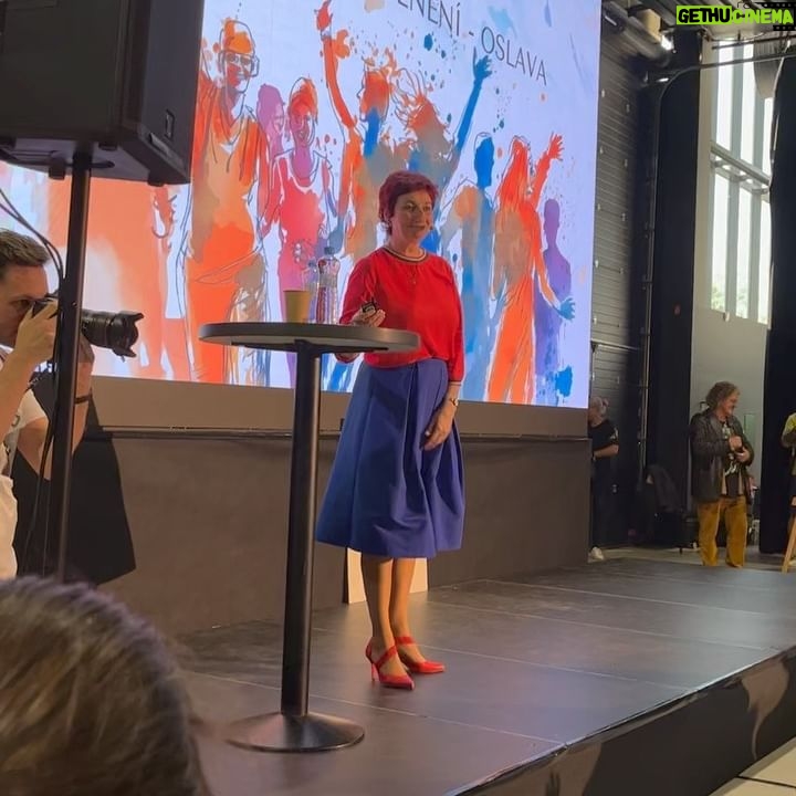 Simona Babčáková - 1.1K Likes - Prosím nadšeného muže a kuchaře, který mi v sobotu po mém vystoupení na @festivalevolution daroval sushi pro mě i mé kolegy z @dejvicke_divadlo, se kterými teď zkoušíme I o víkendu, neb už se blížíme k premiéře, ať se ozve, chci mu poděkovat 🙏 Překvapilo mě, kolik lidí bylo ochotno naslouchat, i když bylo venku hezky.🙂🙏 Festival je skvělá příležitost potkat se s přáteli a já děkuji za setkání s Petrou a Danem, které se nám protáhlo ještě na drink do Stromovky. Děkuji za tyhle jarní dárečky. 🙂 jsem ráda, že @pravy_domaci_casopis stále žije. 🙂🙏