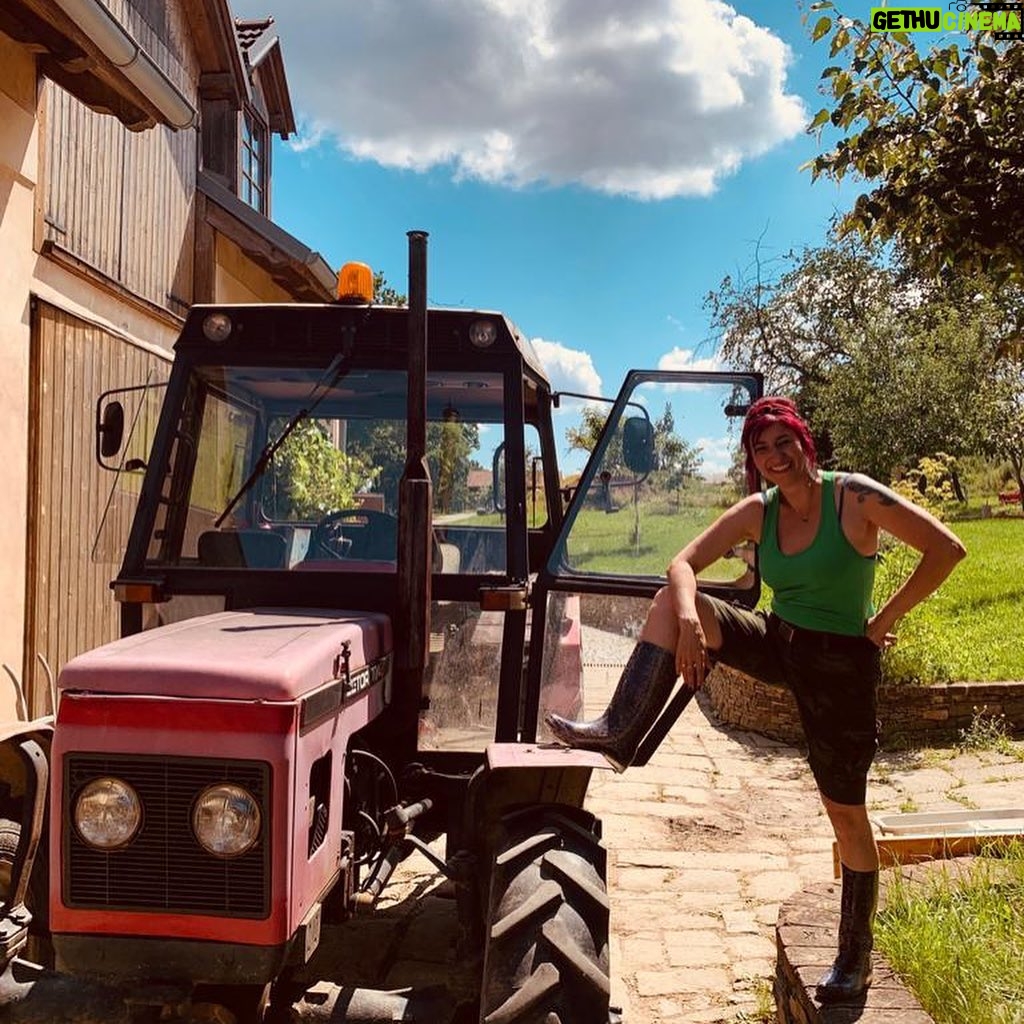 Simona Babčáková - 755 Likes - Jestli na své práci něco kromě všech svých kolegů miluju,tak to, že se pořád učím něco nového. V sobotu jsem poprvé v životě řídila traktor a dnes dokonce dodávku a rovnou na Václaváku. Jakýpakcopak! 😀
.
.
.
.
#film #shooting #nataceni #onset #herecka #babcakova #simonababcakova