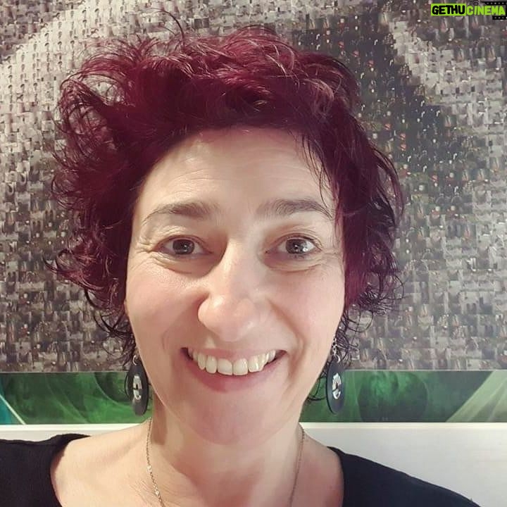 Simona Babčáková - 861 Likes - V rámci svých přednášek o komunikaci a o prevenci vyhoření často mluvím o nutnosti psychohygieny. Ta má pro každého z nás svou jedinečnou formu. V mém případě jsou to i masáže. A v rámci siťování a sdílení bych ráda doporučila pro ty, kteří jsou z Prahy 6 lazebnickou péči - Alena Olšanová (www.vdobrychrukach.cz),ke které chodím už leta a Kristynu Rybáčkovou (www.slunna27.cz), u které jsem dnes byla poprvé v nově otevřeném Therapy centru. Tu blaženost bych přála všem. Děkuji si, že jsem se takto odměnila v náročném období. V sobotu budu mít přednášku na téma Prevence syndromu vyhoření na 8.České konferenci o stresu a vyhoření. Je to velmi aktuální téma. A přikládám ilustrační foto, jak vypadám po úžasné péči o tělo i duši. 😀😀😀