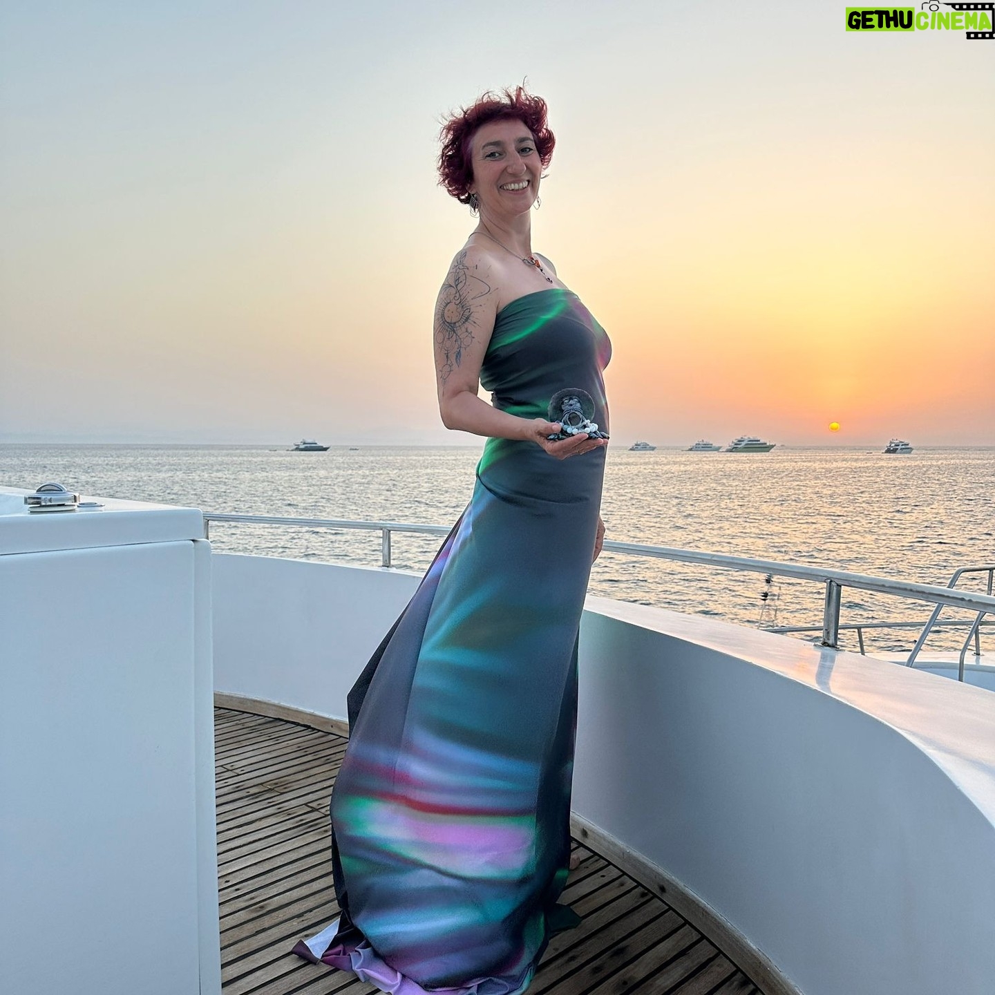 Simona Babčáková - 1.4K Likes - Zdravím vás, přátelé, po návratu z výletu za delfíny! 👋
Vzhledem k tomu, že jsem byla součástí propagace zmíněného výletu, mám potřebu očistit své jméno a veřejně se distancovat od Tribe Travel a především od osoby, způsobu práce a komunikace Christiana Heart.
Za mě velký palec dolů. Jak řekla moje spolucestující „nebudu se zabývat detaily, vydalo by to na půlku HODNĚ TLUSTÉ knihy!"
Jinak pro co jsem si přijela, to jsem dostala. A děkuji všem a všemu, kteří přispěli k této zkušenosti. 🙂🙂🙂
Navzdory tomu, že delfíni jsou všepřijímající, laskaví a na nic si nestěžují, nepodařilo se mi odfiltrovat zběsilost honu za intenzitou a kontaktem, který nabral tak absurdní podobu, že se desítky lidí honili za delfíny a vzájemně se propleskávali svými ploutvemi.
Přesto měla spousta lidí velmi krásná, privátní a osobní setkání. 🙏🙏🙏 Ovšem v těchto kulisách. 🤪🤪🤪
Také si při kochání se desítkami krásných rybiček u korálů nešlo nevšimnout, že 90 % korálů je mrtvých, a těch rybiček tam původně byly desetitisíce. 🤪🤪🤪
Nepodařilo se mi odignorovat působení člověka. Ať už odpad z lodí nebo naše opalovací krémy atd.
Tolik k environmentálnímu žalu. Jak říkám, pobyt byl intenzivní. 🙈🙉🙊
Abych skončila optimisticky, pokud by vás někoho zajímalo, jak to mám s Bohem a spiritualitou, posílám odkaz na rozhovor, který jsme nahráli den před odjezdem za delfíny na Radiu Wave.
https://bit.ly/buh-spiritualita (tento odkaz najdete v bio)
Pokud byste někdo měli dotazy a komentáře, budu ráda, že mě někdo vnímá, a prosím o štábní kulturu kultivované komunikace.
Celý tento příspěvek je pouze můj úhel pohledu.
🍋🍋🍋 INFORMACE OD PROPAGAČNÍHO ODDĚLENÍ 🍋🍋🍋
Simona není jen skvělá herečka.
⭐ Pobaví vás na firemním večírku.
🎤 Odmoderuje vaši konferenci. Seriózně s vtipem.
💬 Přinese do vašeho týmu nový pohled na komunikaci i osobní růst.
Buď se pobavíte, nebo zjistíte, že nemáte smysl pro humor. 😁😁😁
#babcakova #komunikace #improvizace #show