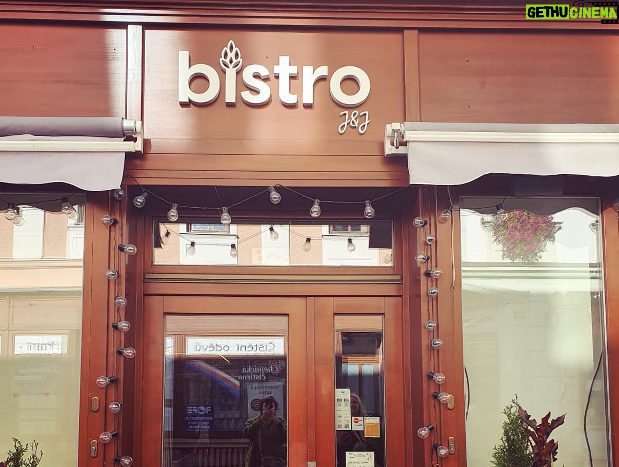Simona Babčáková - 616 Likes - Žijete-li v Šumperku nebo projizdite kolem, velmi doporučuji @bistro_sumperk Nejsem gurmán, ale z jejich citronove omáčky jsem měla boule za ušima a moje chuťové pohárky zažívaly slast. Plus velmi příjemná obsluha. To všechno na místě, kde byla dřív nonstop herna. A mně to dávat naději, že se dějí změna k lepšímu. Bylo to pro mě jako zjevení a za toto doporučení mě nikdo neplatí. Vychází mi ze srdce. A pokud chceme, aby takovéto podniky přežily, musíme je navštěvovat a vzájemně si je doporučovat. Čokoláda se šlehačkou v Cafe Tuli je jistota, která se od mé střední školy nezměnila. Děkuji.